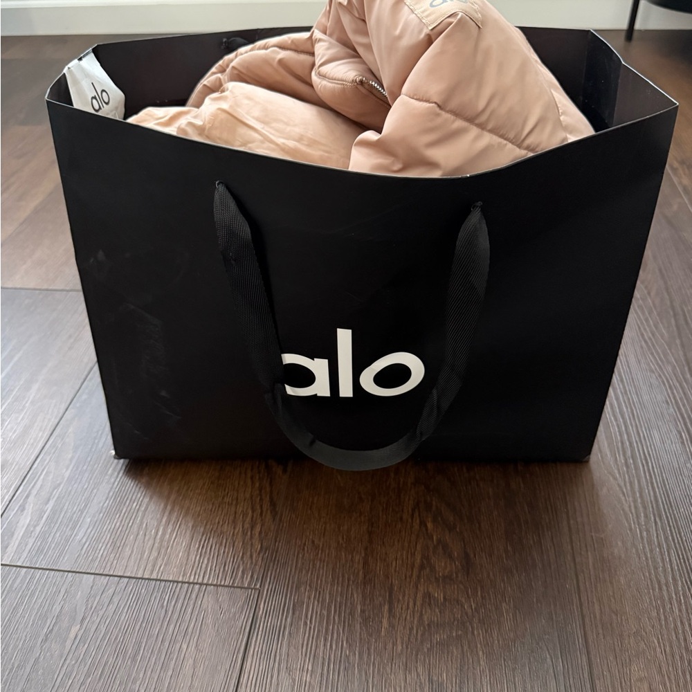 ALO Yoga cropped atmosphere puffer size medium new with tags - Picture 8 of 8